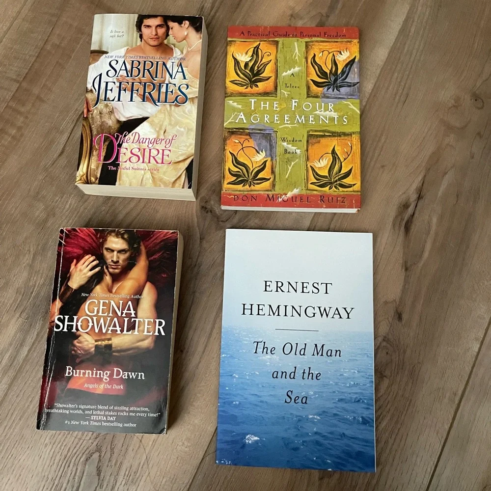 Books Bundle - Picture 1 of 2